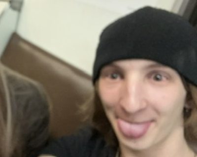 Он показывает язык в вагоне метро