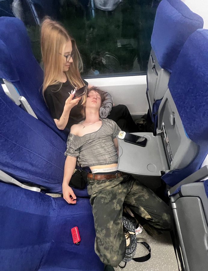 В поезде: он уснул у неё на коленях
